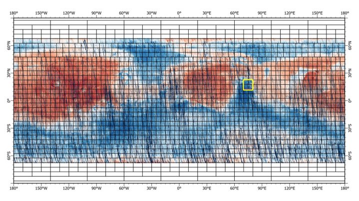 Эта почти глобальная карта была получена космическим аппаратом NASA Mars Reconnaissance Orbiter с использованием компактного спектрометра для разведки изображений Марса, или CRISM.  Желтый квадрат указывает на область Нили Фоссе на Марсе, которая выделена на шести изображениях на предыдущем изображении.