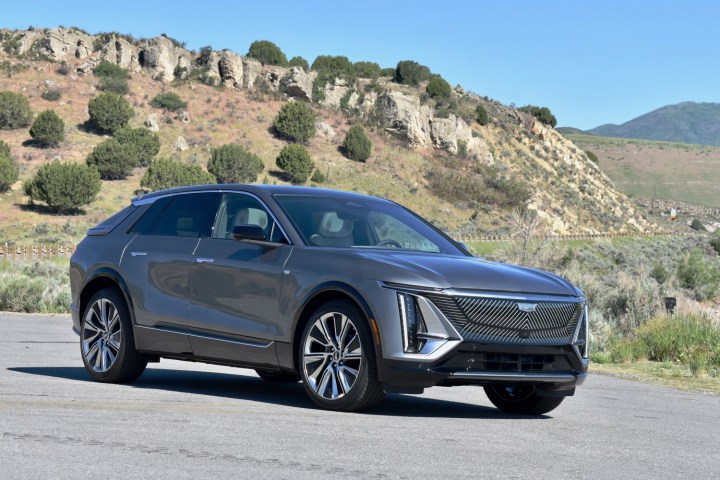 Vista frontal de três quartos do SUV elétrico Cadillac Lyriq 2023.