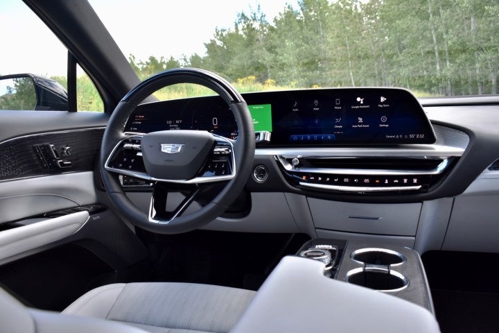 Интерьер электрического внедорожника Cadillac Lyriq 2023 года выпуска.