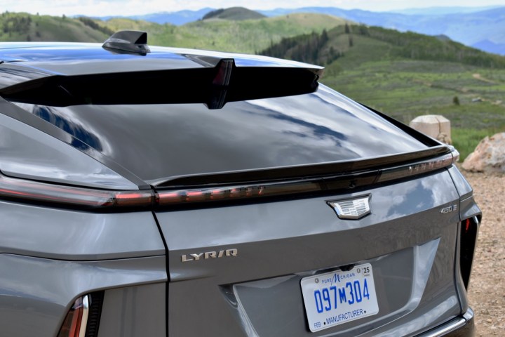 Задние фонари электрического внедорожника Cadillac Lyriq в 2023 году.