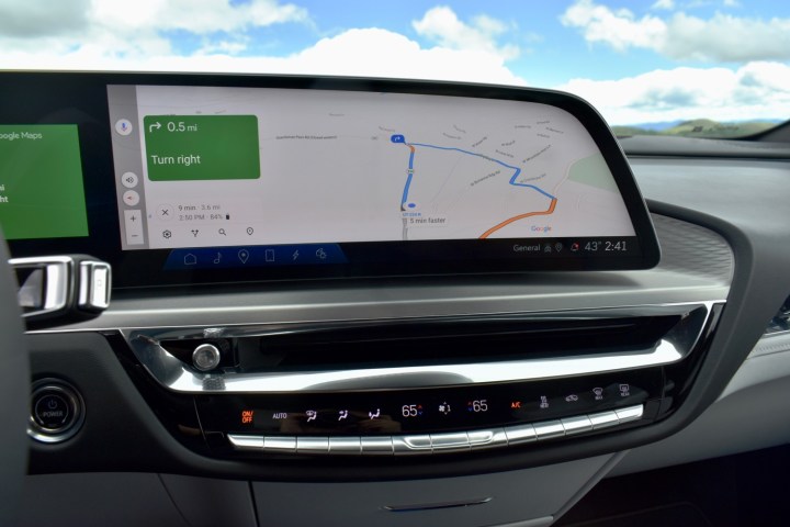 Информационно-развлекательный сенсорный экран электрического внедорожника Cadillac Lyriq в 2023 году.