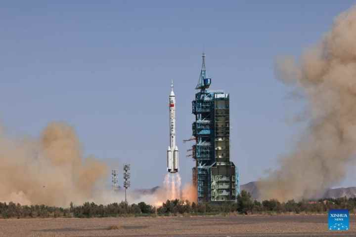 L'astronave con equipaggio Shenzhou-14, a bordo di un razzo vettore Long March-2F, viene lanciata dal Jiuquan Satellite Launch Center nella Cina nord-occidentale, il 5 giugno 2022.