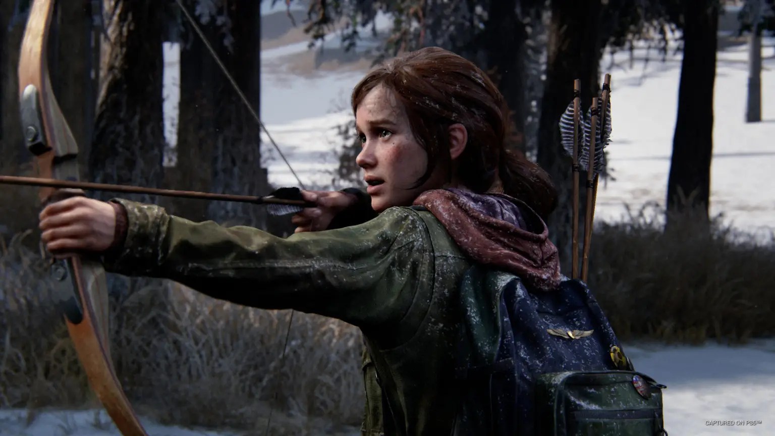 Ellie recua um arco em uma captura de tela de The Last of Us Part 1.