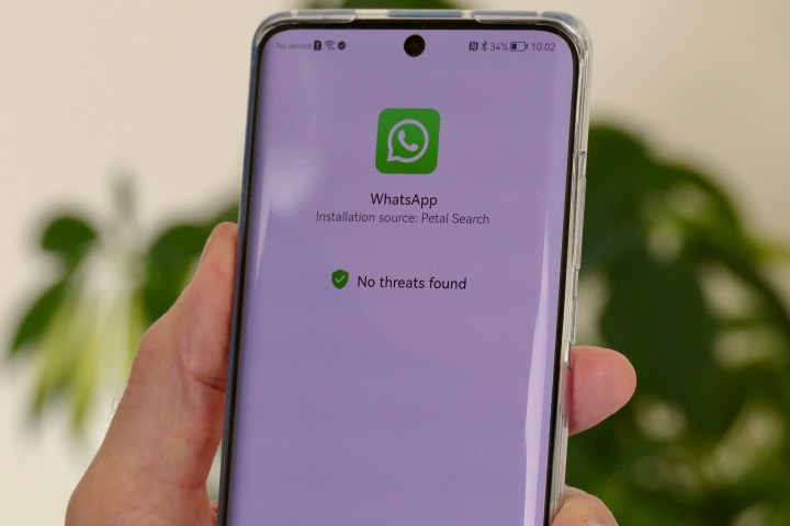 Instalando o WhatsApp em um telefone Huawei usando um arquivo APK.