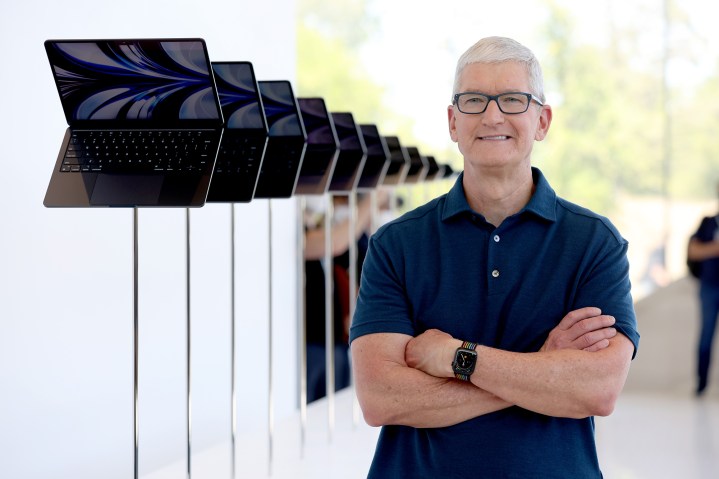 Il CEO di Apple, Tim Cook, osserva un display del nuovissimo laptop MacBook Air ridisegnato durante il WWDC22