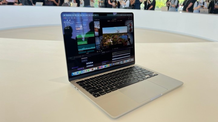 O M2 MacBook Air sobre uma mesa.