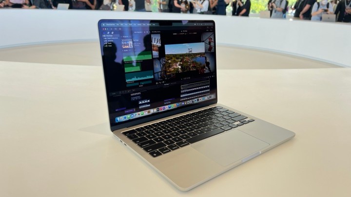 O M2 MacBook Air sentado em uma mesa.