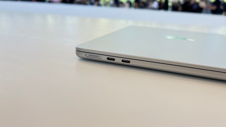 Il MacBook Air M2 seduto su una scrivania con le porte in vista.