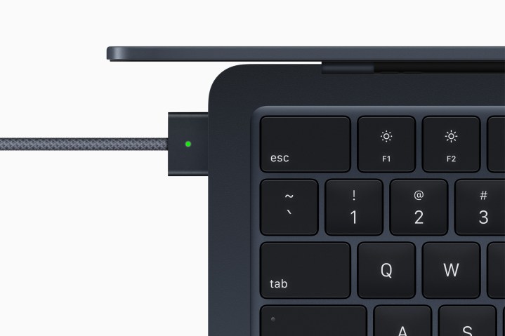 Una vista dall'alto del MacBook Air M2 che mostra la tastiera e il caricatore MagSafe.