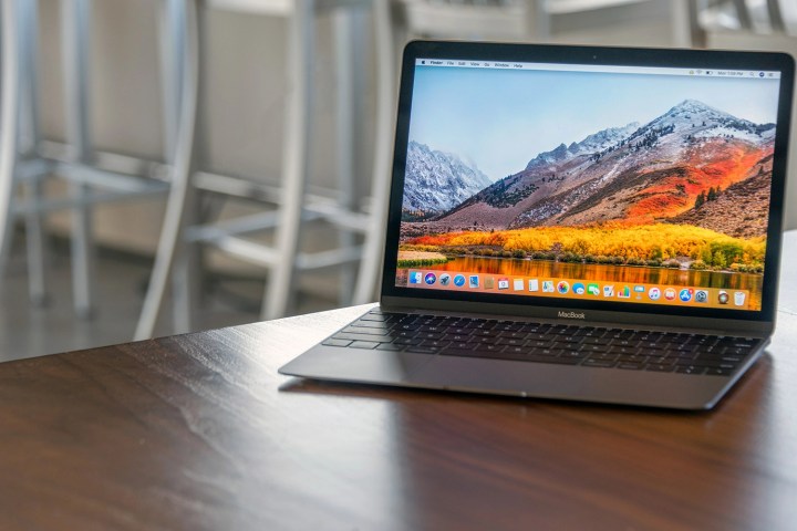 O Macbook 2017 em uma mesa.