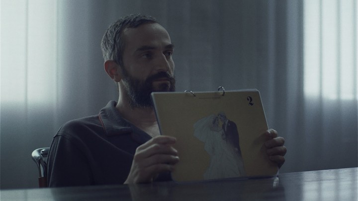 Aris Servetalis mostra una foto durante un test di memoria.