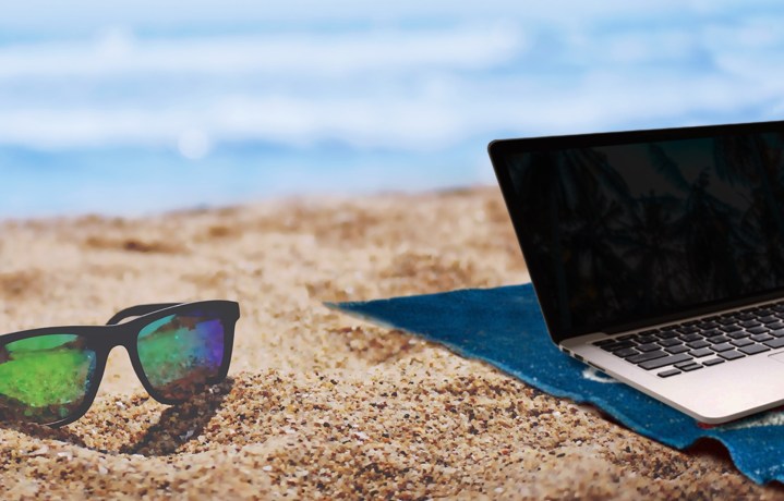 Laptop am Strand von Pixabay.