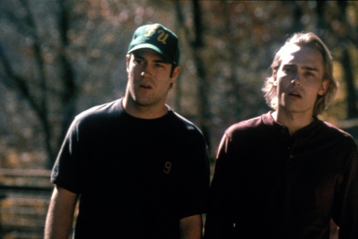 Deux personnages du film Cabin Fever se tiennent devant la forêt.