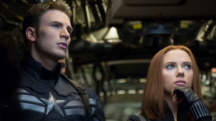 Chris Evans e Scarlett Johansson em Capitão América: O Soldado Invernal 