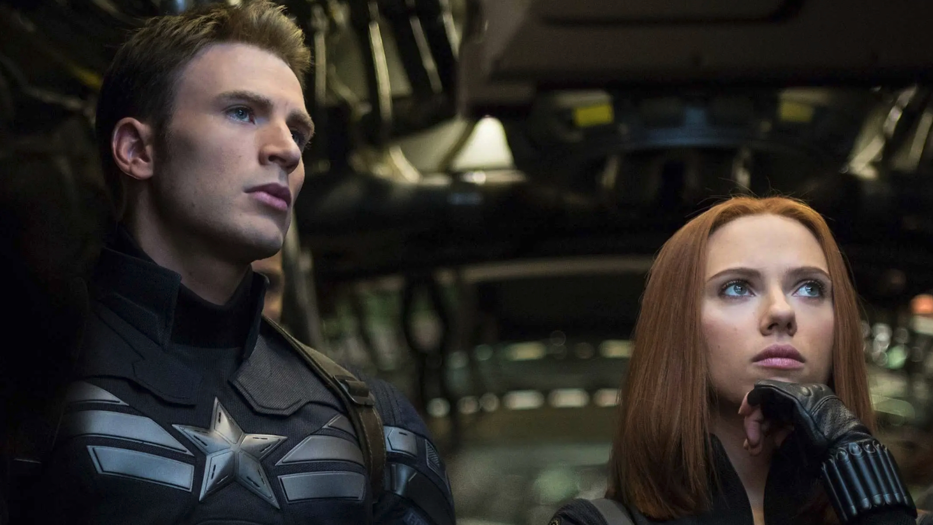 Chris Evans e Scarlett Johansson em Capitão América: O Soldado Invernal.
