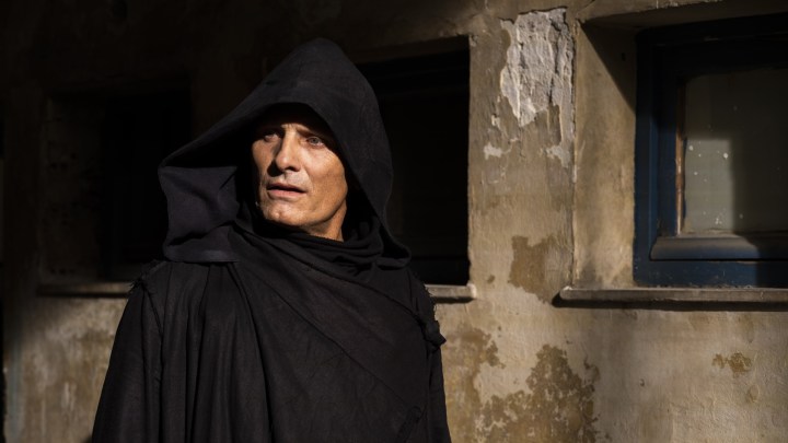Viggo Mortensen wears a black cloak well.