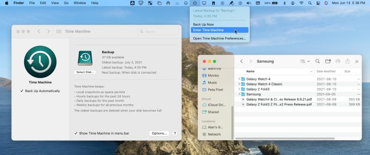 Screenshot showing how to enter Time Machine from the Mac's menu bar