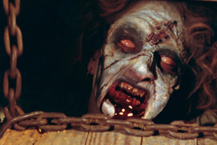 Une femme démoniaque se faufile sous le plancher de The Evil Dead.