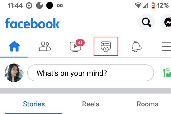 Selezionando l'icona della scheda Feed nell'app mobile di Facebook per Android.