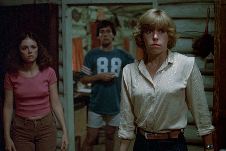 I giovani protagonisti del film Friday the 13th sono in piedi in una cabina.