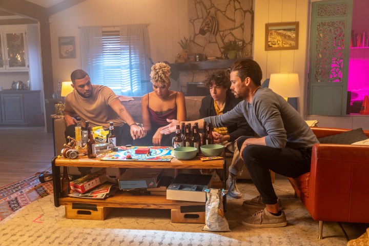 Cliff, Troy, Sam e Paul seduti al tavolo in una scena di Gatlopp.
