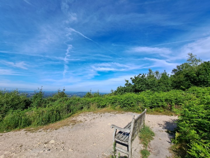 Foto grandangolare di una panchina e di un paesaggio scattata con il Samsung Galaxy A53 5G.