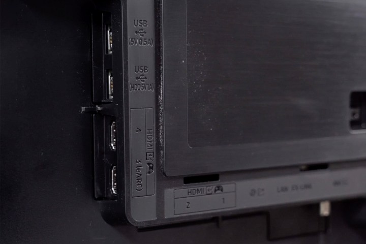 Primo piano sulle quattro porte HDMI del Samsung S95B OLED.