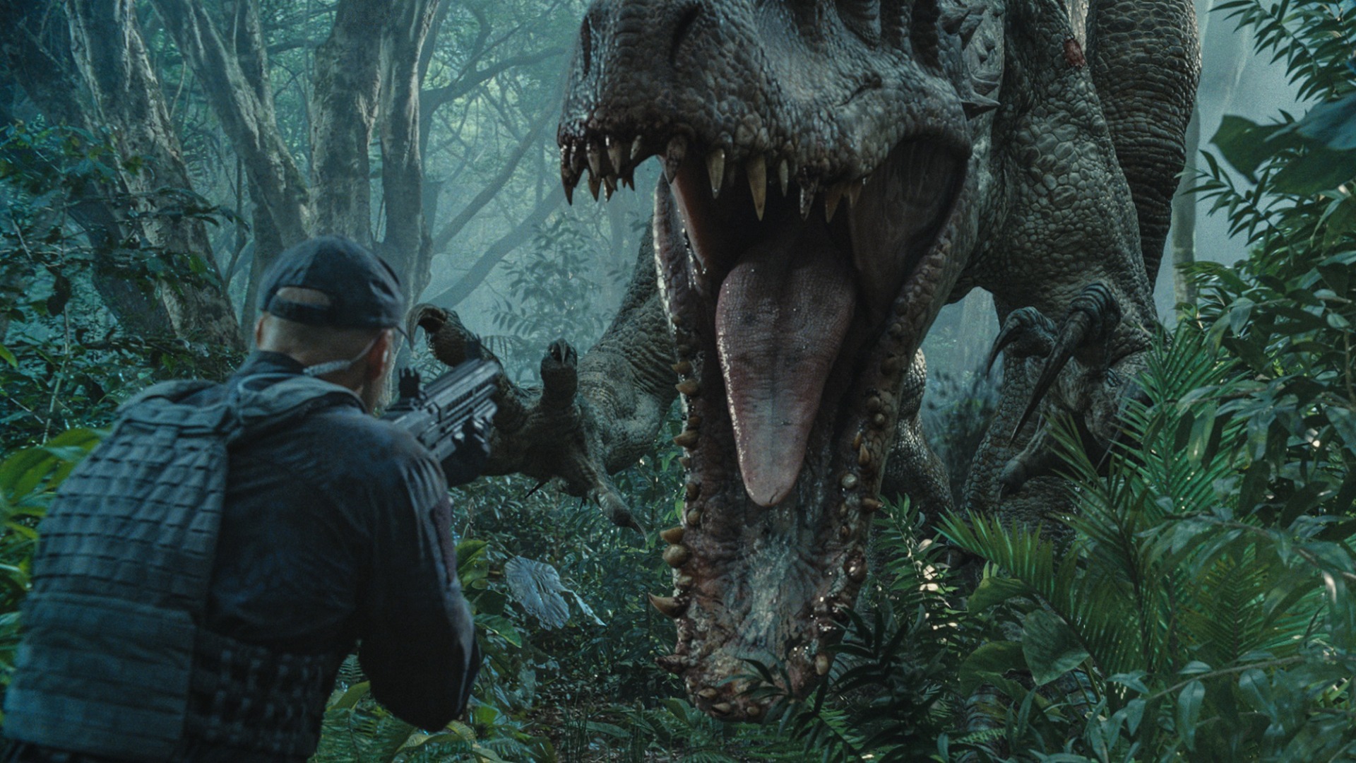 O Indominus Rex prestes a matar um membro de segurança armado em Jurassic World.