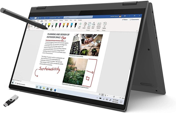 Lenovo IdeaPad Flex 5 در حالت چادری در کنار یک قلم روی پس‌زمینه سفید ایستاده است.