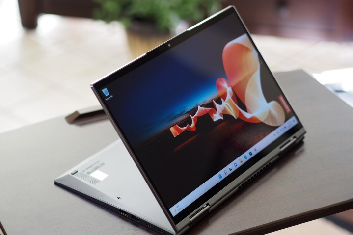 Lenovo ThinkPad X1 Yoga Gen 7 نمای جلوی زاویه‌دار با نمایشگر.