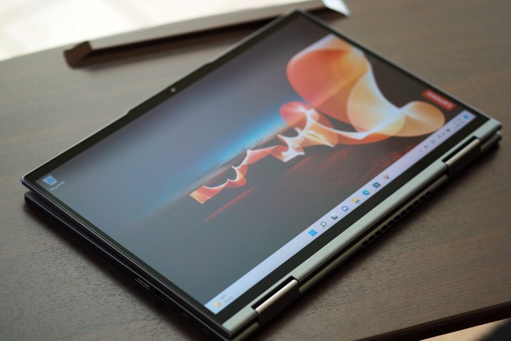Lenovo ThinkPad X1 Yoga Gen 7 terletak di atas meja dalam mode tablet.