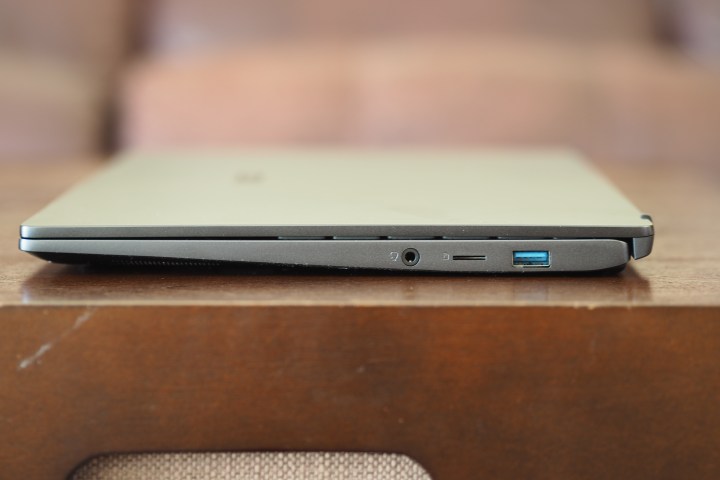 Sul lato destro dell'MSI Prestige 14 è possibile vedere una porta USB-A 3.2 Gen 1, un jack audio da 3,5 mm e un lettore di schede micro SD.