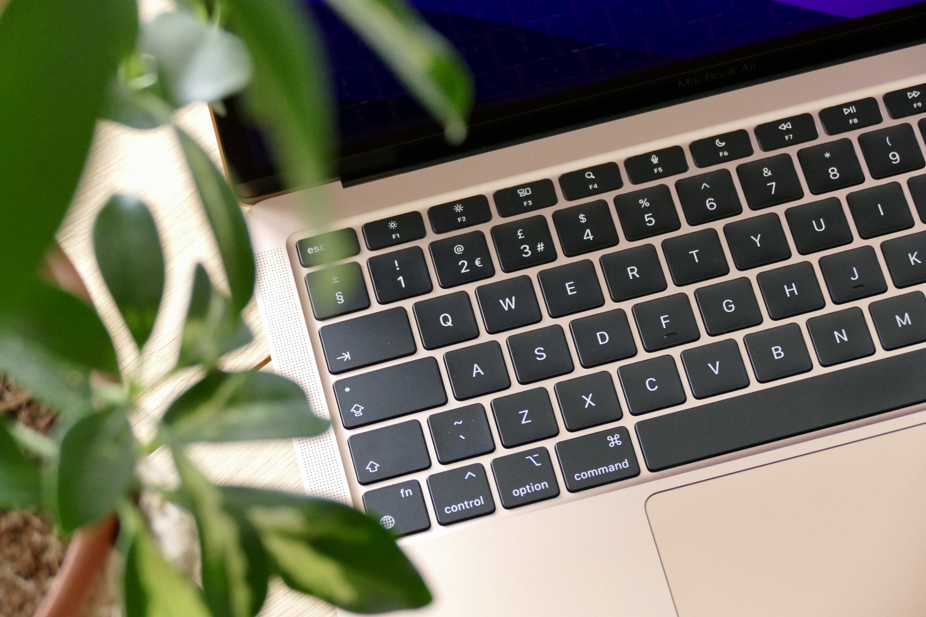 Um close do teclado dourado do MacBook Air M1.