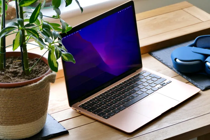 Apple MacBook Air M1 abierto, sobre una mesa.