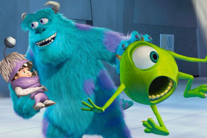 Sulley tiene Mike Wazowski e un Boo travestito in una scena del film Pixar Monsters, Inc.