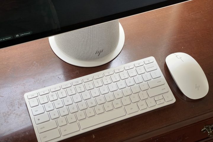 un mouse e una tastiera con HP Chromebase tutto in uno