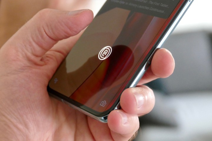 Le capteur d'empreintes digitales du OnePlus 10 Pro sur le point d'être pressé.