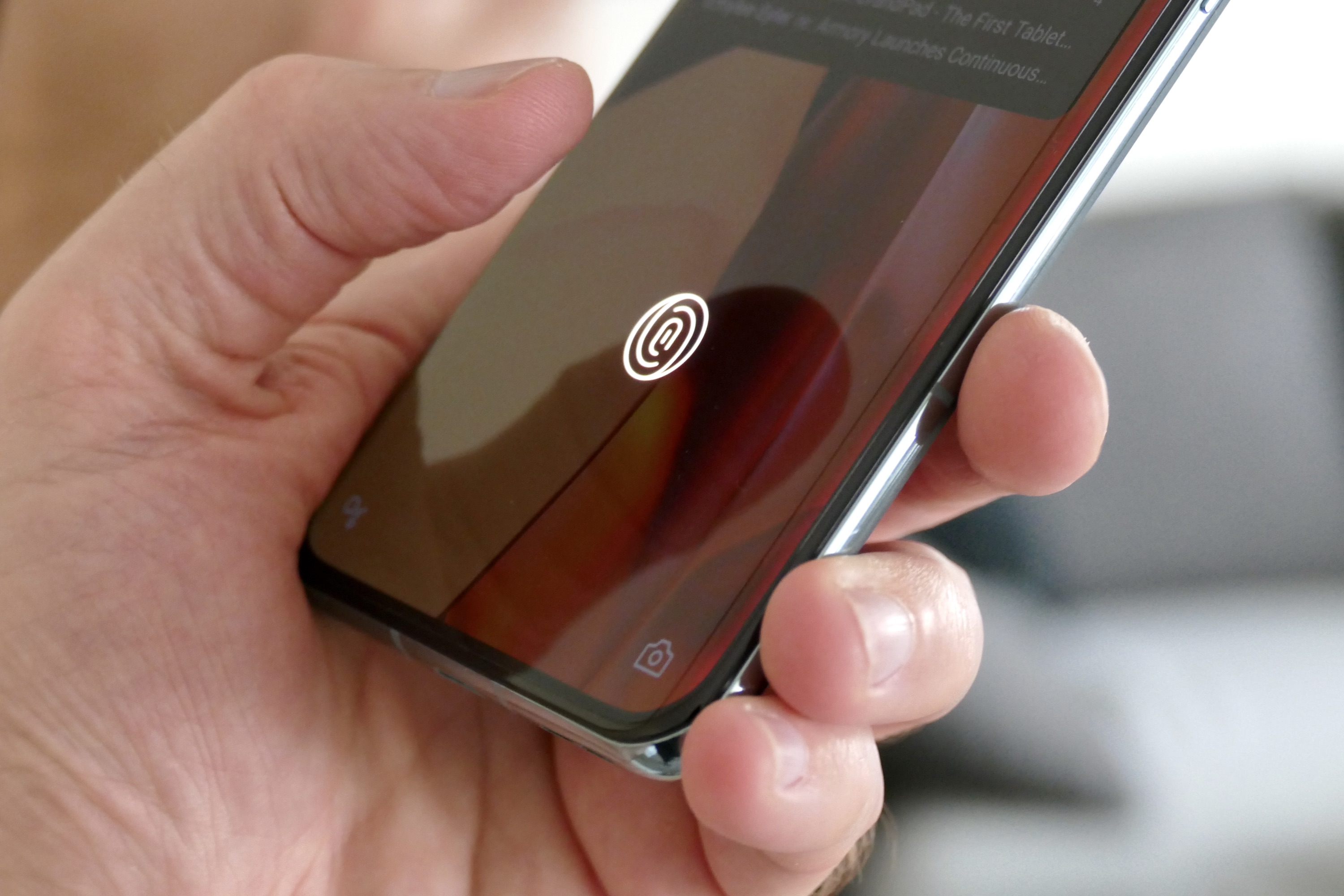 OnePlus 10 Pro का फिंगरप्रिंट सेंसर दबाने वाला है।