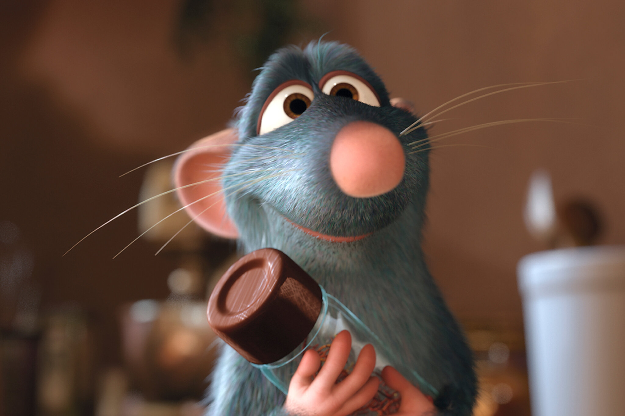 Remy parece feliz em cena do filme Ratatouille da Pixar
