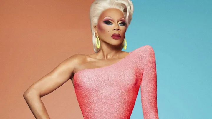 RuPaul posando para una foto promocional de RuPaul's Drag Race.