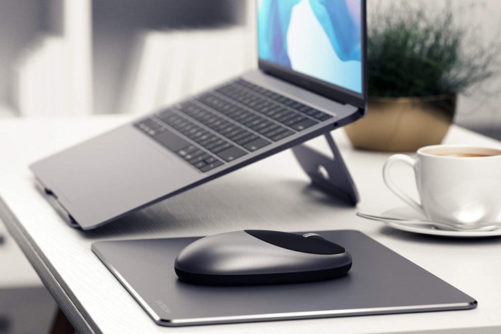 Satechi Mouse Wireless Bluetooth M1 Alluminio su scrivania con laptop e impianto.