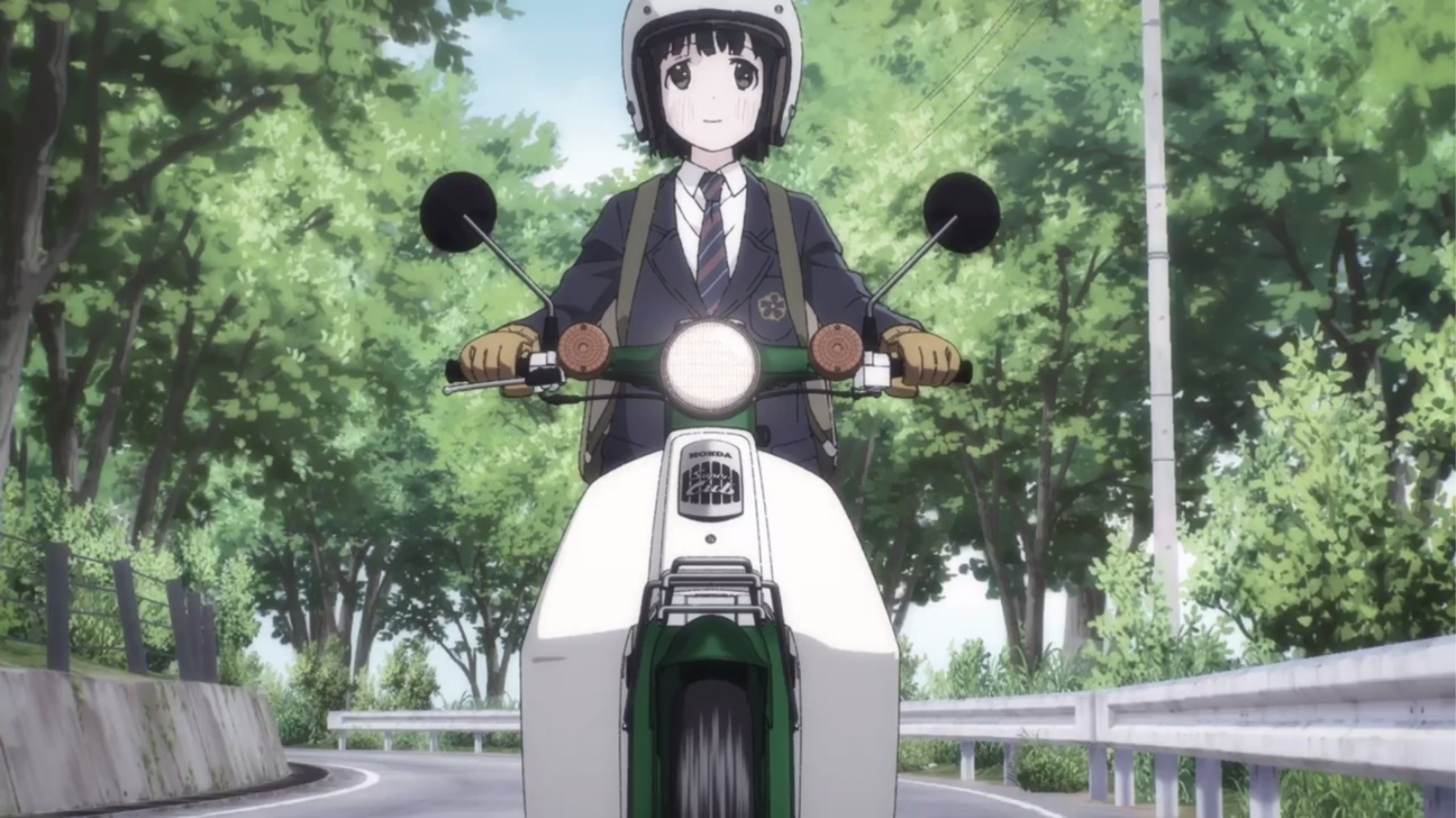Koguma parecendo contente enquanto ela monta seu Honda Super Cub.