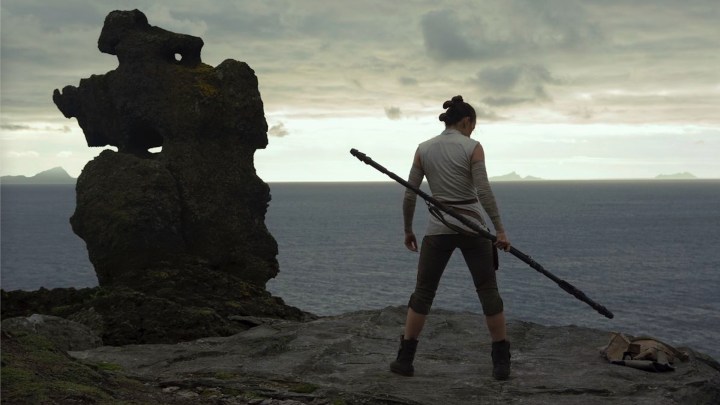 Rey posa cerca de una playa en Star Wars: The Last Jedi.