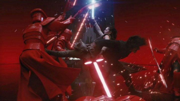Rey e Kylo lutam contra guardas em Star Wars: Os Últimos Jedi.