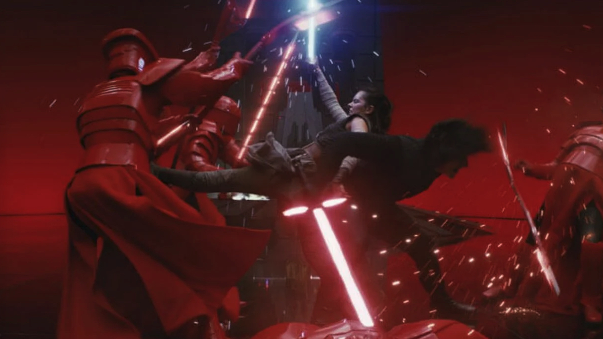 Rey e Kylo lutam contra guardas em Star Wars: Os Últimos Jedi.