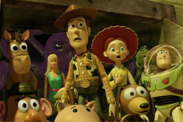 Diversi giocattoli fissano con orrore una scena del film Pixar Toy Story 3