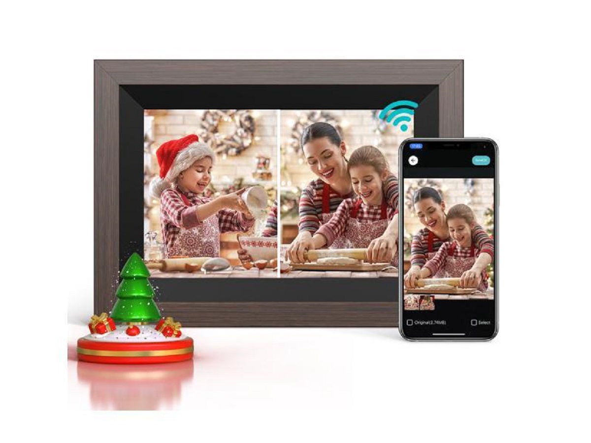 O porta-retratos digital Voger F1001 com a foto de mãe e filha na tela.