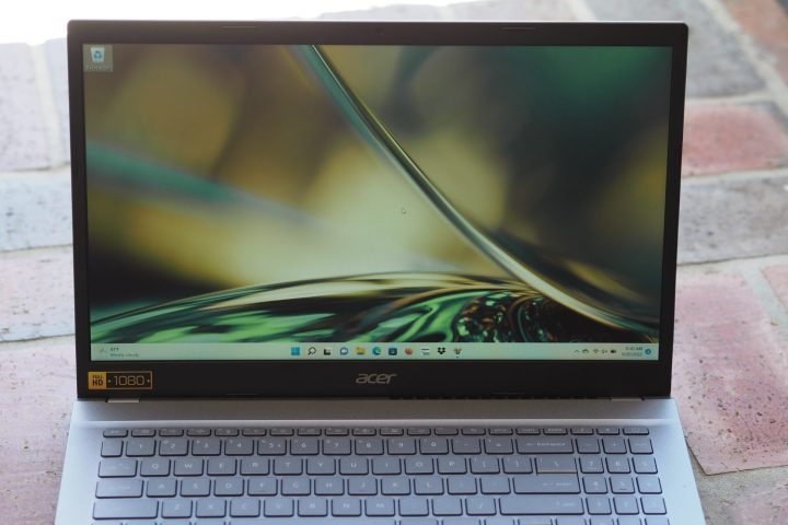 Vista frontal do Acer Aspire 5 2022 mostrando a tela.