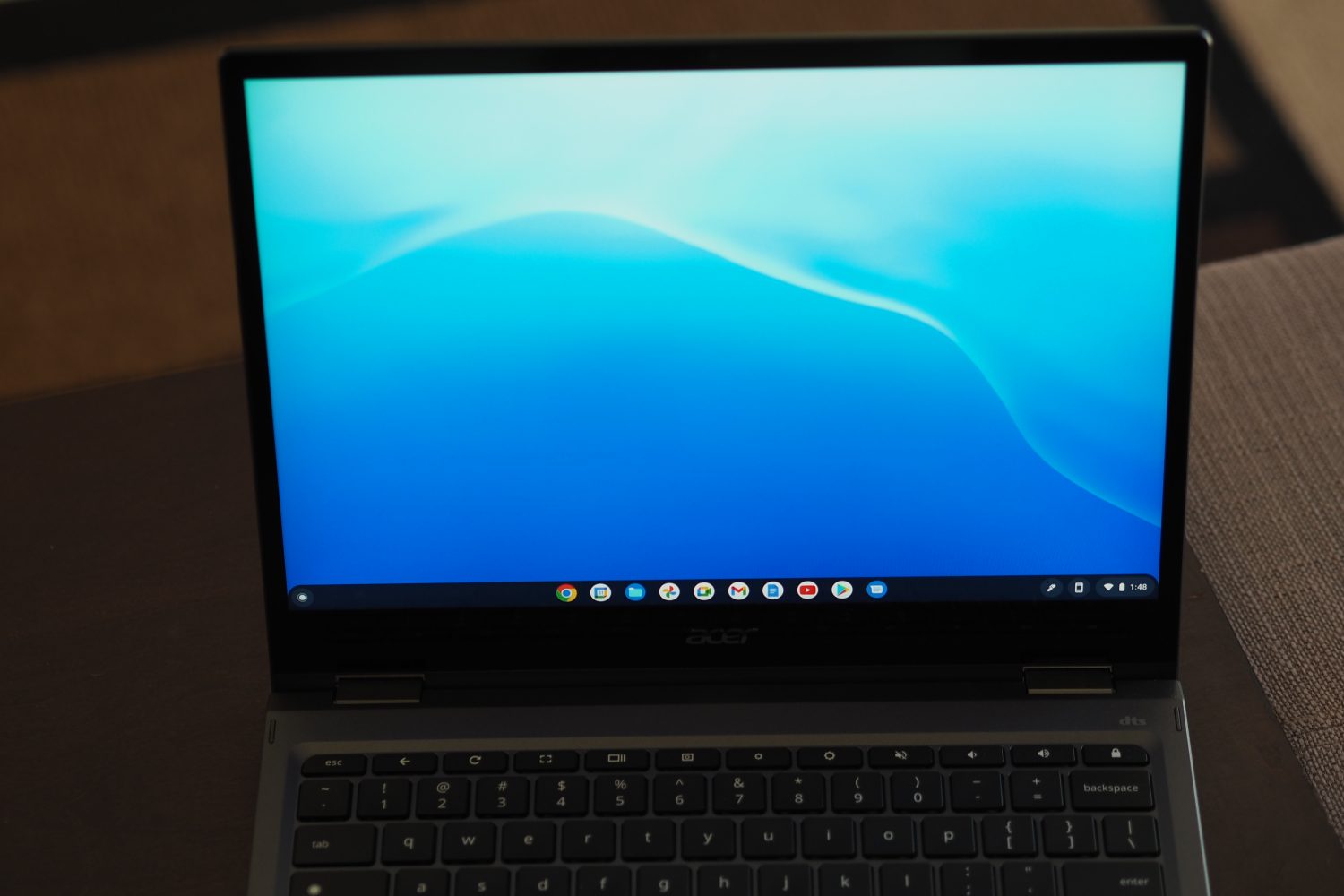 Vista frontal do Acer Chromebook Spin 513 mostrando a tela.