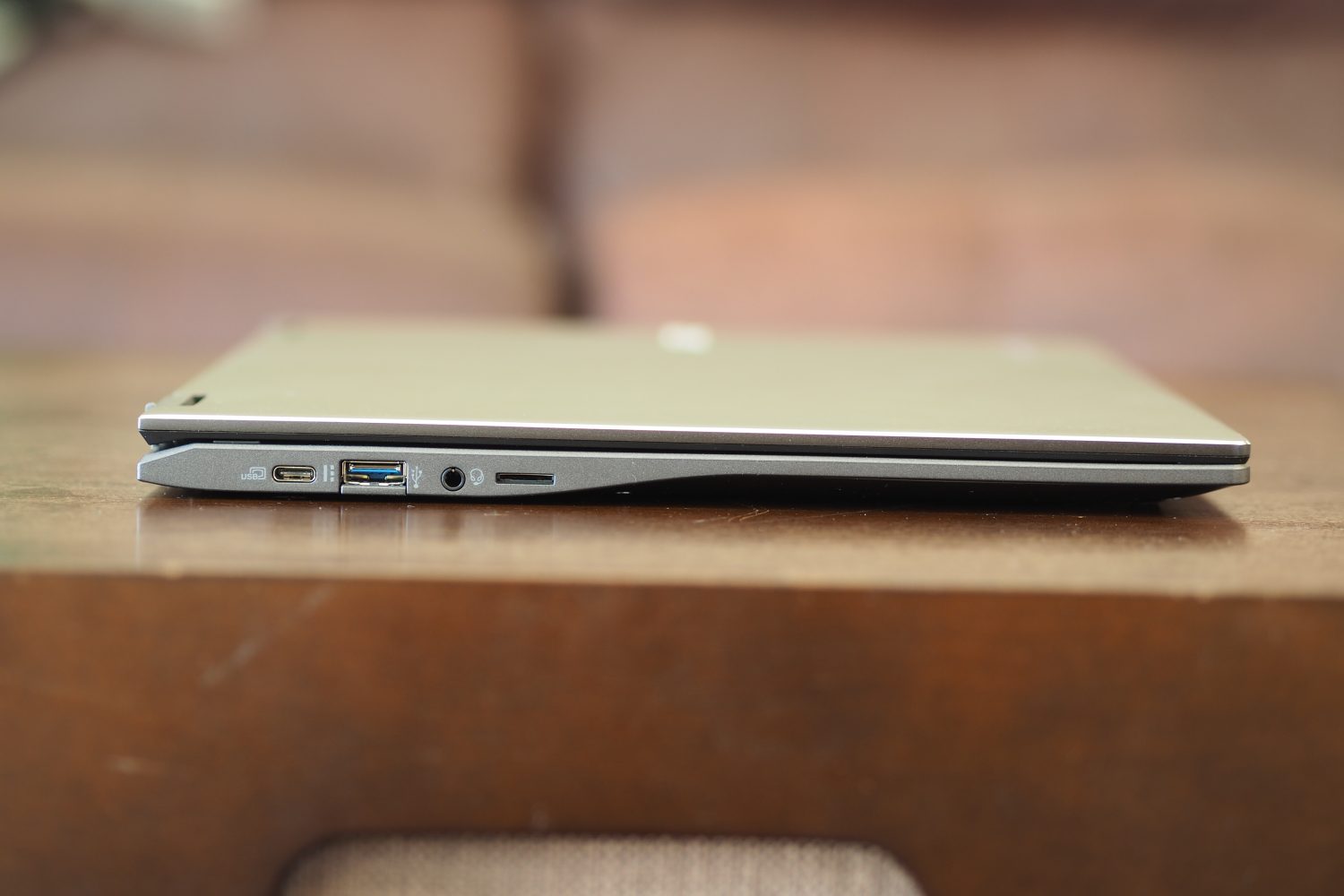 Vista lateral esquerda do Acer Chromebook Spin 513 mostrando as portas.